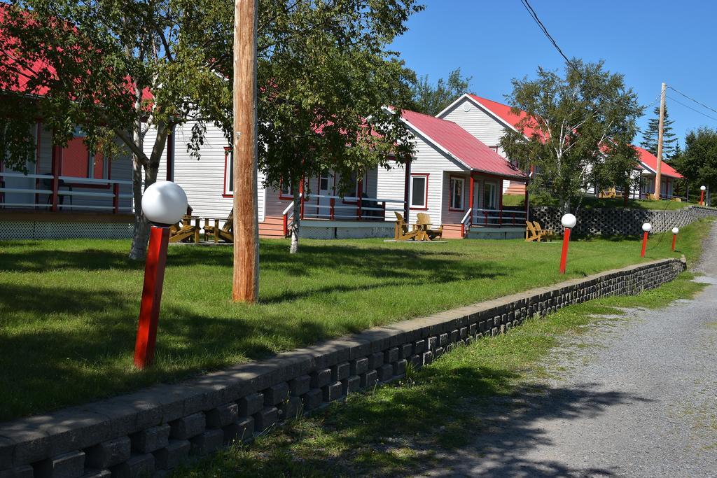 Motel Et Chalets Bo-Fleuve Evangeline Saint-Siméon Eksteriør billede