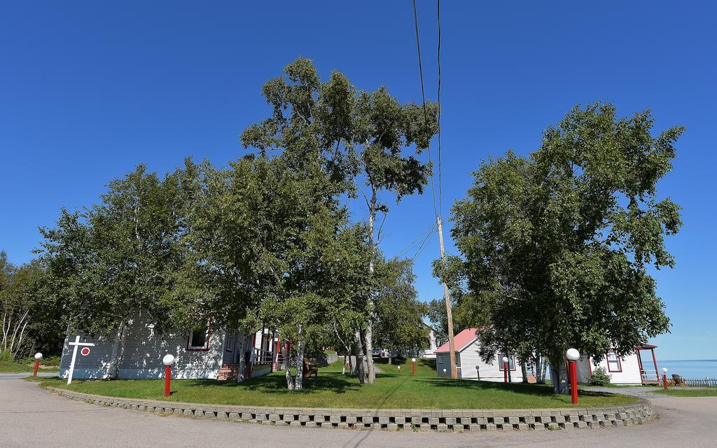 Motel Et Chalets Bo-Fleuve Evangeline Saint-Siméon Eksteriør billede