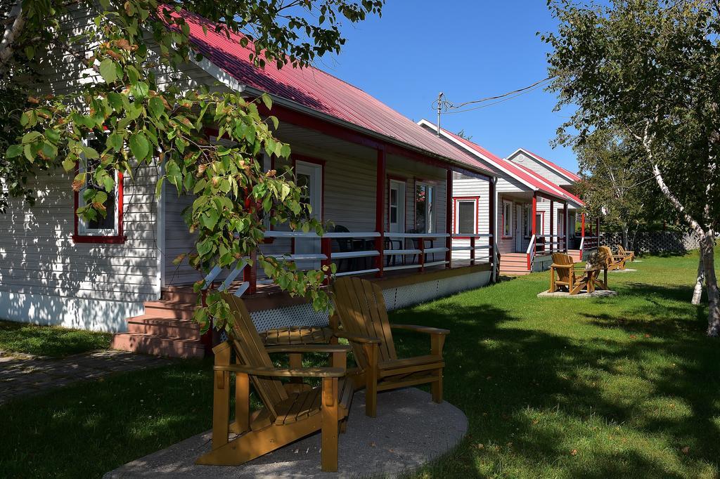 Motel Et Chalets Bo-Fleuve Evangeline Saint-Siméon Eksteriør billede